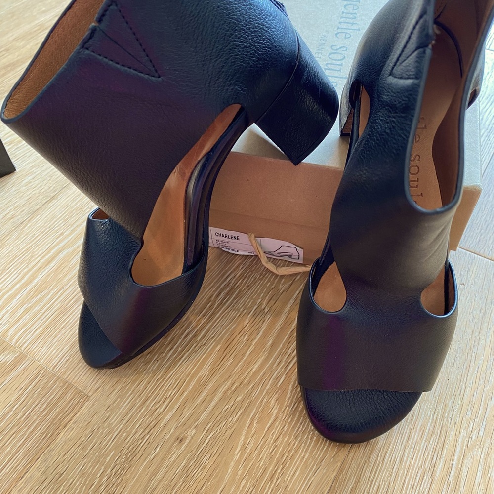 Brand New!~Never Worn~Gentle Souls by Kenneth Cole size 6.5 Black Shoes Sandals